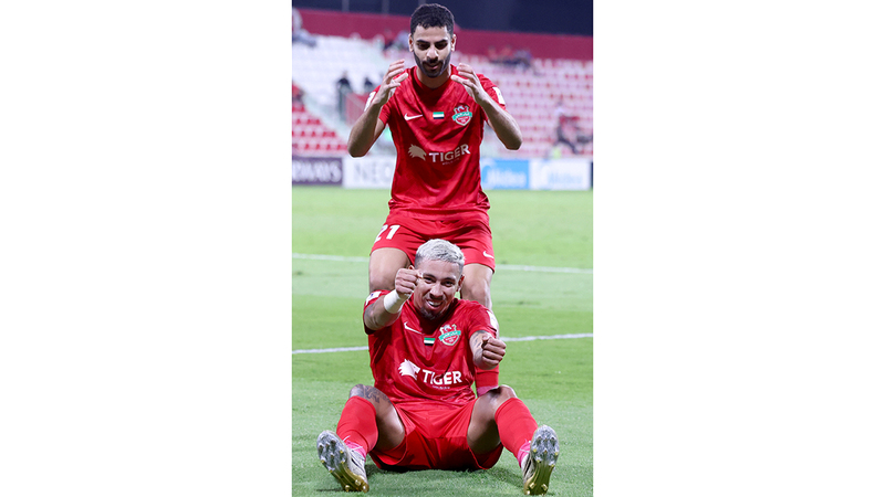 لاعبا شباب الأهلي بالا وسلطان عادل يحتفلان  بالفوز على الغرافة.  تصوير: سالم خميس