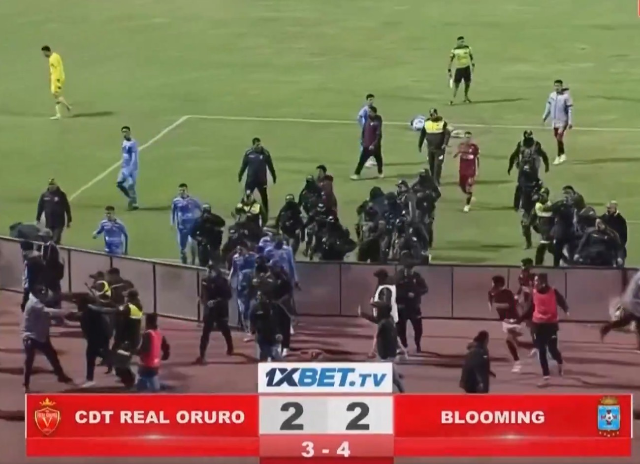 مباراة تنتهي بـ 17 بطاقة حمراء.. والغاز المسيل للدموع (فيديو)