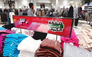 الصورة: إقبال كبير على مراكز التسوق في دبي وأبوظبي