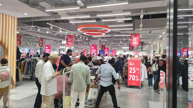 الملابس والأحذية استحوذتا على الطلب الأكبر من قبل المستهلكين في دبي. الإمارات اليوم