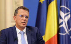 الصورة: استقالة وزير دفاع أوروبي بسبب "خطأ" في سيرته الذاتية