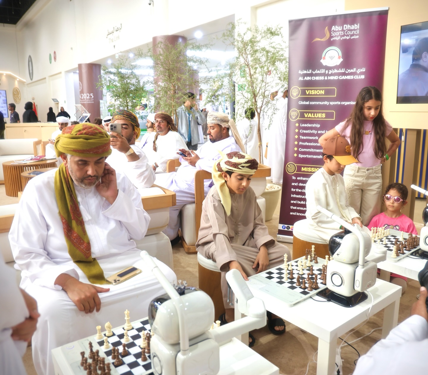 "روبوت" يتحدى زوار معرض العين للصيد والفروسية في منافسات شطرنج ذكية