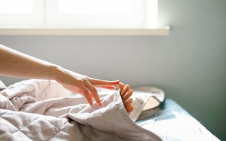 الصورة: استمرار الشعور بتنميل الأطراف.. هل ينذر بمشكلة صحية؟