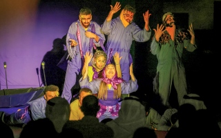 الصورة: «دبي لمسرح الشباب» يرفع الستار عن القلوب بـ «الهوى غرام»