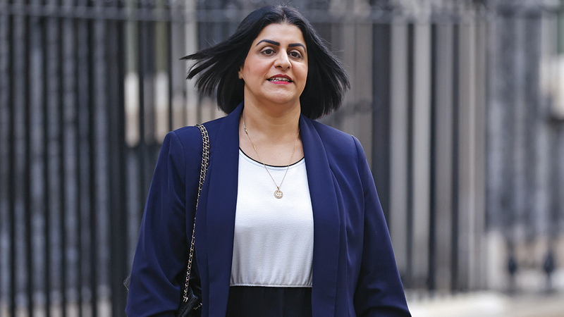 وزيرة الداخلية شابانا محمود من أصل باكستاني ووالداها مهاجران غير شرعيين. إي.بي.إيه