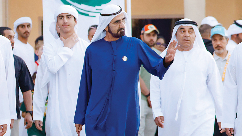 محمد بن راشد خلال حضوره بطولة طيران الإمارات لسباعيات دبي للرجبي. من المصدر