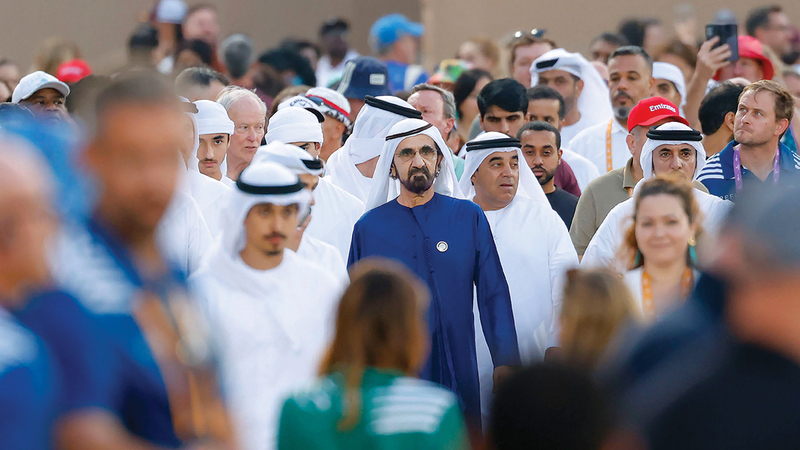 محمد بن راشد خلال حضوره بطولة طيران الإمارات لسباعيات دبي للرجبي. من المصدر