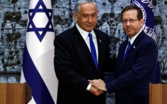 الصورة: نتنياهو يتقدم بطلب عفو إلى الرئيس الإسرائيلي