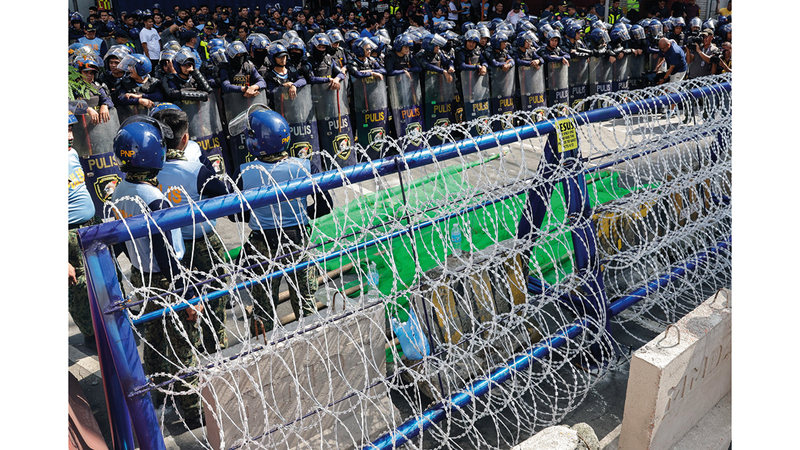 قوات الشرطة منعت المتظاهرين من الوصول إلى القصر الرئاسي في مانيلا. إي.بي.إيه