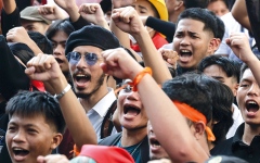 الصورة: «حريق هونغ كونغ» وفيضانات الفلبين يدفعان الآلاف للخروج ضد «الفساد والمتورطين»