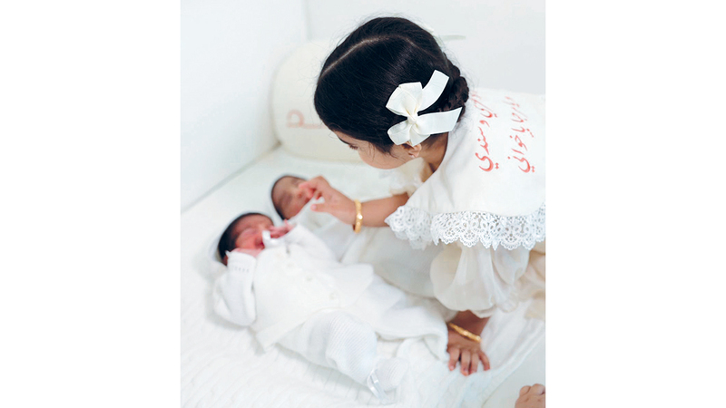 زايد وراشد أحمد رجب مع أختهما سلامة.  من المصدر