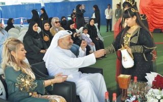 الصورة: المدارس تتزين بألوان العَلم.. وأصوات الطلبة تصدح بنشيد الوطن