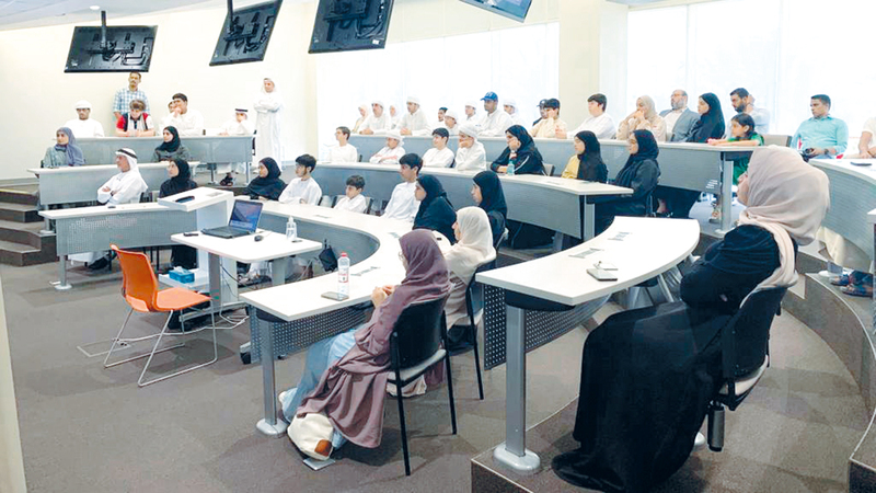 التعليم التقليدي لم يعد قادراً وحده على تزويد الطلبة بالمهارات المطلوبة في سوق العمل. من المصدر