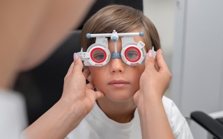 الصورة: %30 ارتفاعاً في نِسَب مراجعي عيادات العيون من طلبة المدارس