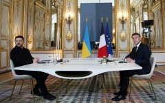 الصورة: ماكرون يستقبل زيلينسكي في الإليزيه لبحث ترتيبات إنهاء الحرب