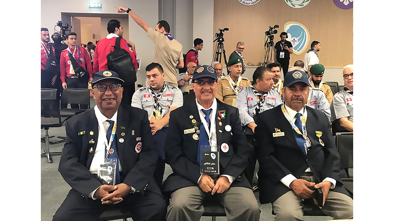 أحمد شاكر (يسار) أثناء تمثيله روّاد ورائدات الإمارات. من المصدر