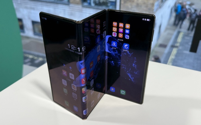 الصورة: سامسونج تكشف عن أول هاتف ثلاثي الطي