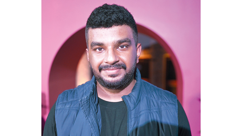 جاسم البلوشي: التجربة كانت ممتعة كثيراً، وشكّلت فرصة لي من أجل الاقتراب من الجمهور، ووجدت في المهرجان فرصة لتطوير واستكشاف المهارات.