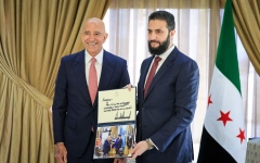 الصورة: "ستكون قائدا عظيما".. الشرع يتسلَم رسالة من ترامب