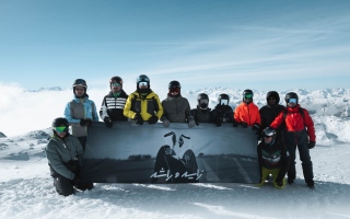 الصورة: عَلَم الإمارات وصورة زايد وراشد يُزيّنان قمم الألب