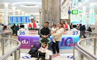 الصورة: "مطارات دبي" تستقبل المسافرين بختم يحمل شعار "زايد وراشد"