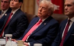 الصورة: البيت الأبيض يبرّر مجددًا.. غفوة ترامب الثانية تثير الجدل