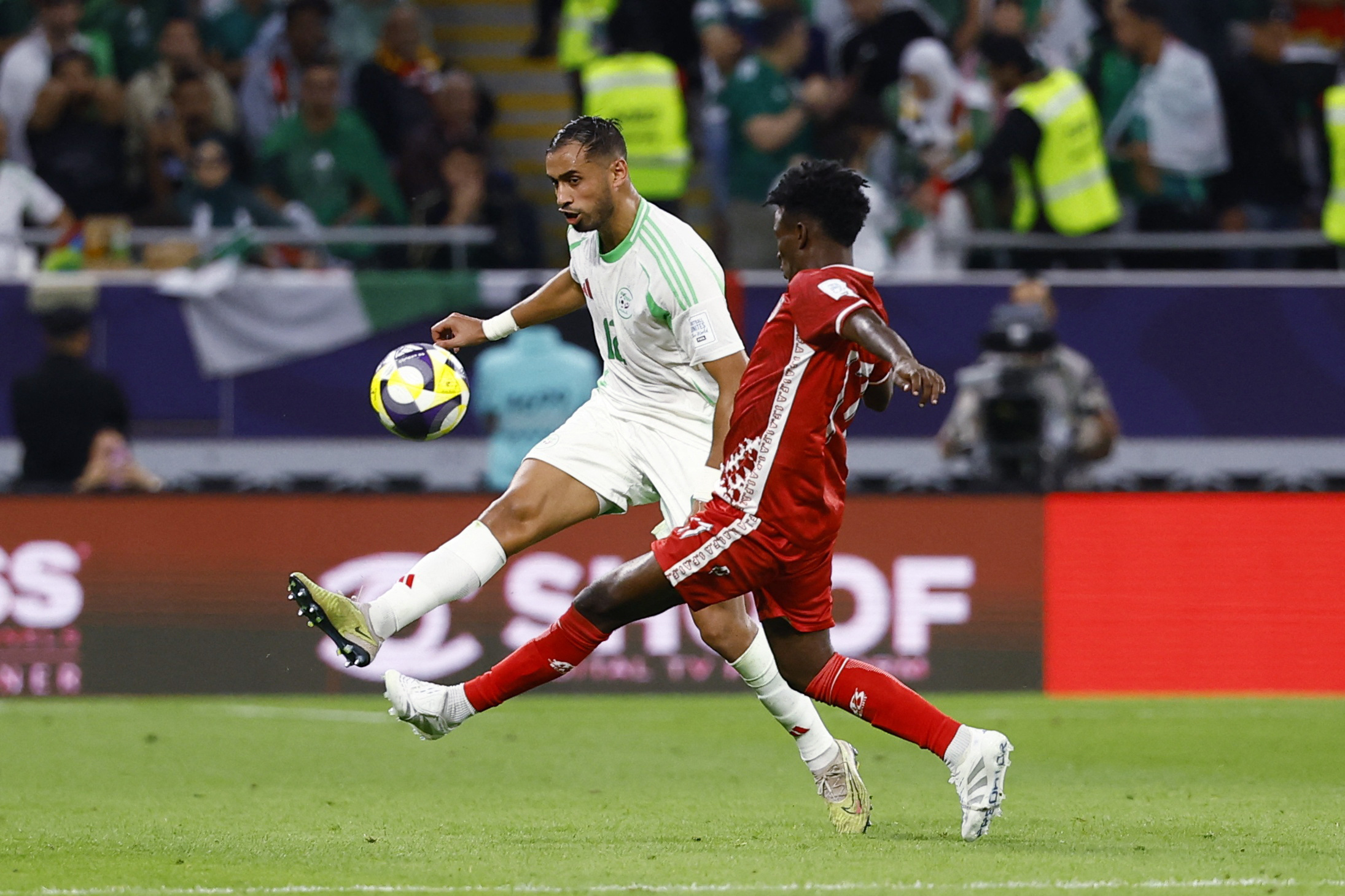 كأس العرب.. الجزائر تستهل حملة الدفاع عن اللقب بتعادل سلبي مع السودان