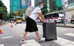 الصورة: سكان المجمع المُحترق في هونغ كونغ يعودون لأخذ متعلقاتهم