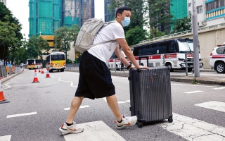 الصورة: سكان المجمع المُحترق في هونغ كونغ يعودون لأخذ متعلقاتهم