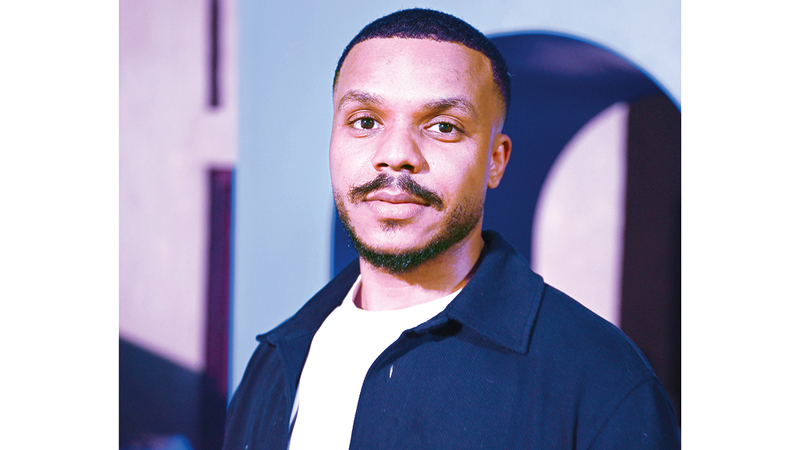 محمد السويدي: سعيتُ من خلال الرؤية الإخراجية إلى تسليط الضوء على الأقنعة التي يضعها الناس.