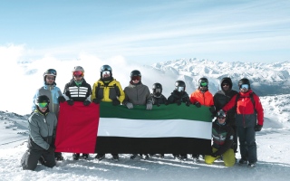 الصورة: عَلَم الإمارات وصورة زايد وراشد يُزيّنان قمم الألب