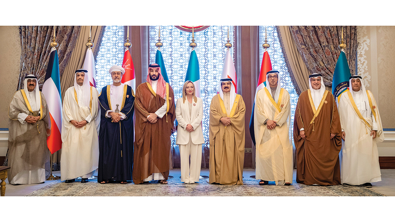 نيابة عن رئيس الدولة.. منصور بن زايد يشارك في القمة الخليجية بالبحرين