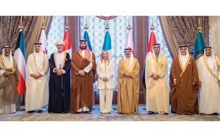 الصورة: نيابة عن رئيس الدولة.. منصور بن زايد يشارك في القمة الخليجية بالبحرين