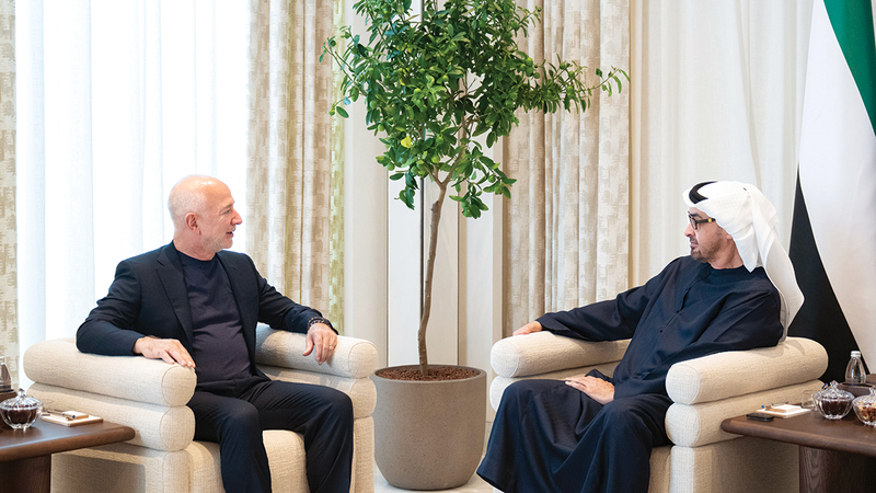 رئيس الدولة يستقبل مؤسّس «أمازون»