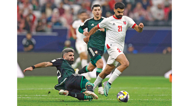 يحيى نادر يحاول قطع الكرة من أمام اللاعب الأردني نزار الرشدان. رويترز