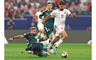 الصورة: طرد مبكر وأخطاء قاتلة يكلفان «الأبيض» الخسارة أمام «النشامى»