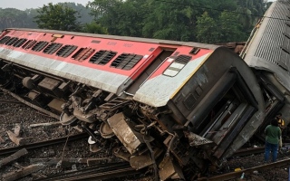 الصورة: وفاة مُسنٍّ هندي سقطت عليه بقرة طيَّرها قطار فائق السرعة