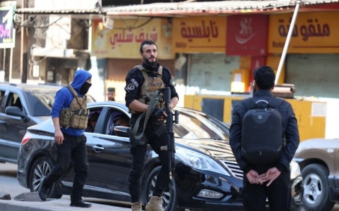 الصورة: تفاصيل الجريمة المروعة في حمص: قتل خاله وزوجته وكتب بدمائهما "شعارات طائفية"