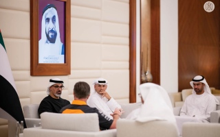 الصورة: خالد بن محمد ورئيس "ماكلارين" للسباقات يبحثان تعزيز الشراكة في تقنيات السيارات المتقدّمة