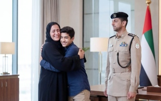 الصورة: ‏شرطة الشارقة تُحقق لقاءً طال انتظاره بين أم وابنها بعد 12 عامًا من الانقطاع