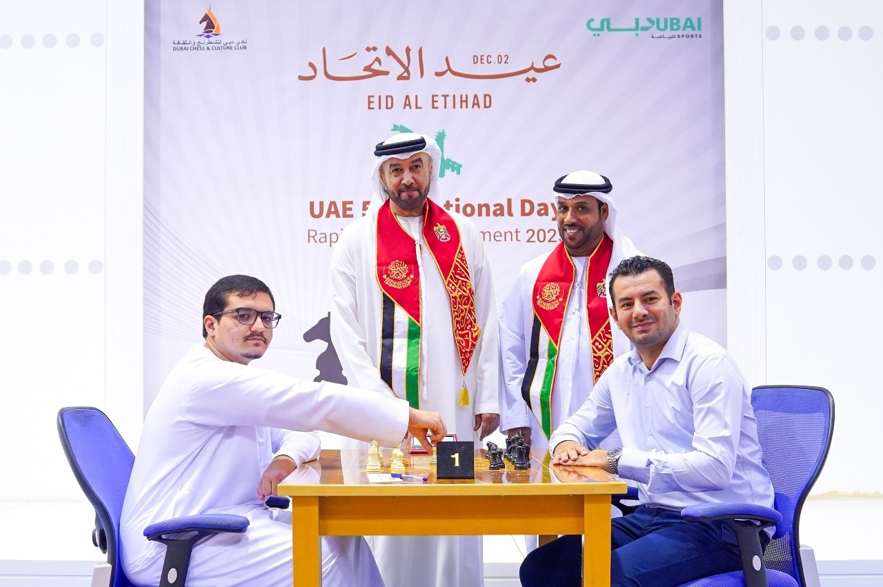 لاعب ووالده يصعدان منصة التتويج في بطولة عيد الاتحاد الـ54 للشطرنج السريع