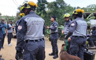 الصورة: ‏فريق الإمارات للبحث والإنقاذ يباشر مهامه الميدانية في منطقة كاندي بسريلانكا