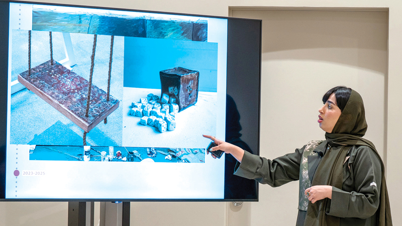 أسماء الرميثي قدّمت ورشة عمل ضمن &laquo;برنامج الإقامات الفنية&raquo;. من المصدر