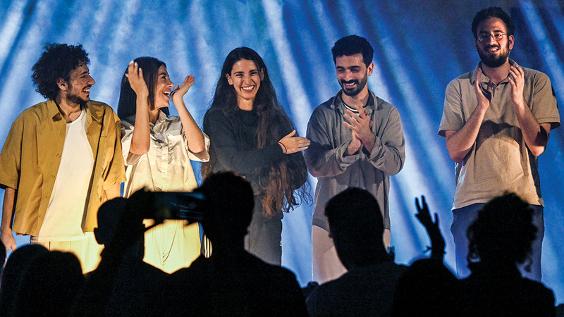 على الرغم من بساطة أدوات عرض &laquo;رماد&raquo; إلا أنه بحث في هشاشة الإنسان حين يُقتلع من جذوره. تصوير: باتريك كاستيلو