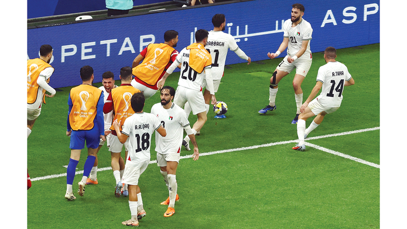 فرحة فلسطينية عارمة بهدف التعادل في مرمى المنتخب التونسي. رويترز