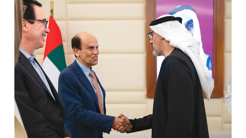 خالد بن محمد خلال لقائه مايكل ميلكن. وام