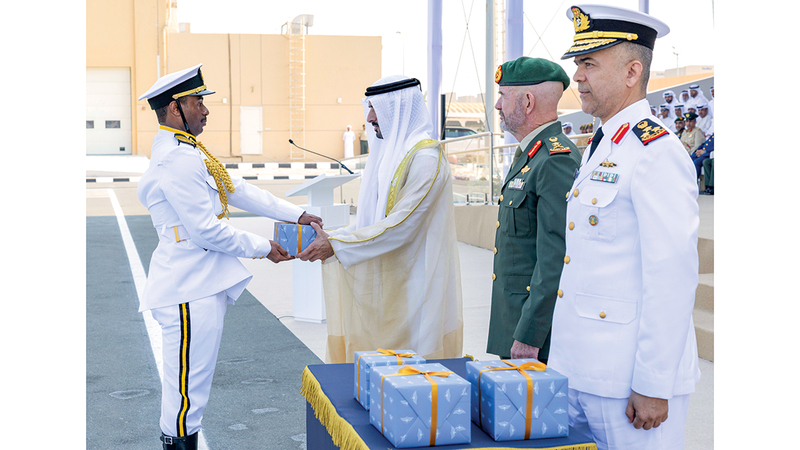 حمدان بن محمد خلال حضوره الحفل وتكريمه أوائل الدفعة الثانية والمتفوقين. وام   