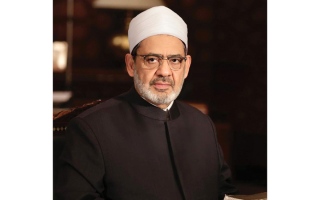 الصورة: رئيس الدولة يتلقى اتصالاً هاتفياً من شيخ الأزهر لتهنئته بعيد الاتحاد الـ 54