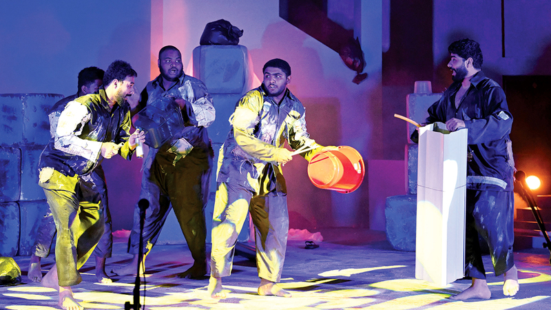 «علبة كبريت» لمسرح العين عرضت في اليوم الختامي لمهرجان دبي لمسرح الشباب. تصوير: نجيب محمد