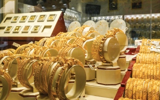 الصورة: الذهب ينخفض.. ومتعاملون يتحوّطون للأسعار بشراء السبائك والمشغولات